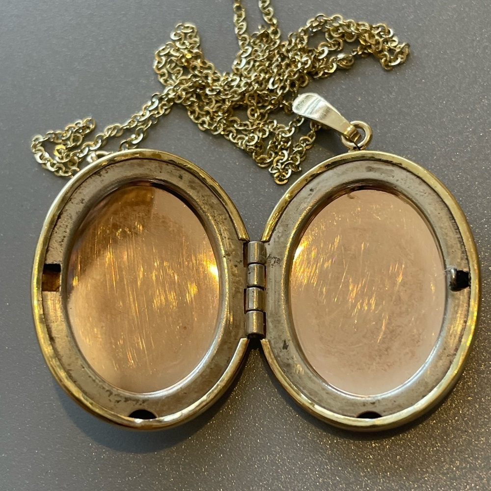 Krementz Gold Filled Locket and chain. - Picture 4 of 5